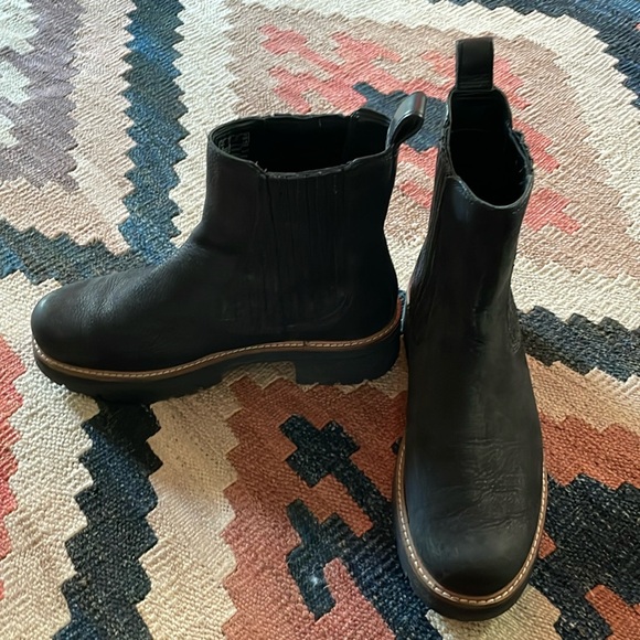 Clarks Lug Sole Chelsea Boot - Size 7 - Picture 1 of 7